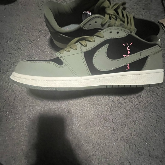 Travis Scott Dunks - Picture 2 of 6